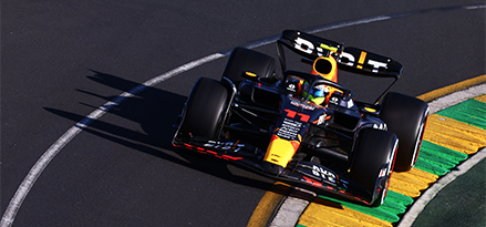 Automóvil del equipo Oracle Red Bull Racing corriendo en curva.
