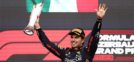 Checo Pérez con trofeo en mano, durante el gran premio de Azerbaiyán.