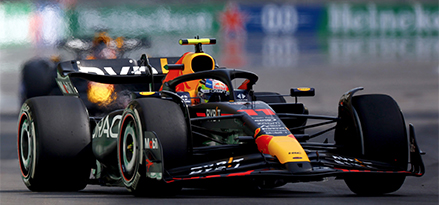Automóvil del equipo Oracle Red Bull Racing corriendo en pista.