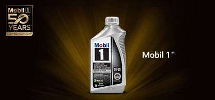 Embase de mobil 1 con  Sello de los 50 años de Mobil 1 en dorado con un fondo negro