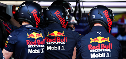 Equipo de técnicos de la escudería Red Bull Racing Honda en carrera.