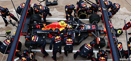 Equipo de pits de la escudería Red Bull Racing Honda. Tiempo Récord en parada de boxes.
