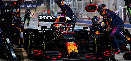 Parada en los pits de carreras formula uno con escudería Red Bull Racing Honda.