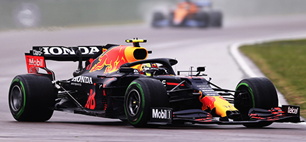 Piloto mexicano de carreras Sergio Pérez en RB16B 2021.