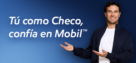 Sergio Pérez con playera blanca y saco negro señalándo con sus manos una frase.