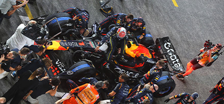 Mecánicos de Red Bull Racing trabajando en un auto de f1