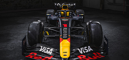 Auto de F1 en un photoshotting visto de frente.