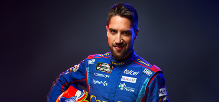 Piloto de Nascar mexicano Ruben Garcia Junior sosteniendo su casco.