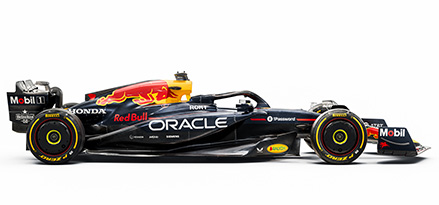 Auto de F1 visto de costado con neumáticos negros de compuesto medio.