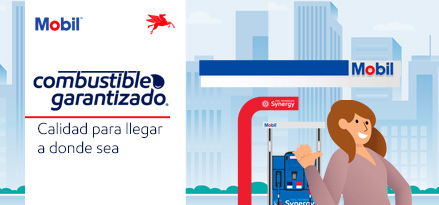 Arte de Combustible Garantizado con una persona delante de una estación de servicio Mobil