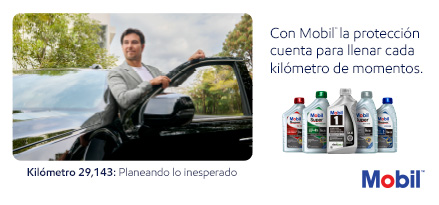 Sergio Checo Pérez parado al lado de un auto con la puerta abierta apunto de subirse y viendo al frente