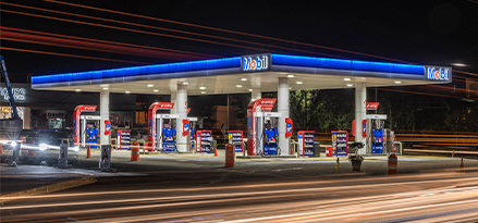 Estación de servicio marca Mobil de color azul con detalles rojos en las bombas de gasolina