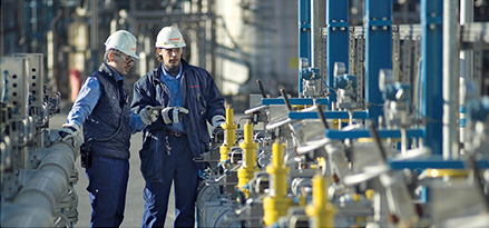 Planta industrial con dos hombres