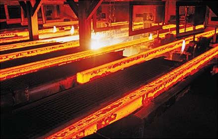 Industria de fabricación de vigas con metal al rojo vivo