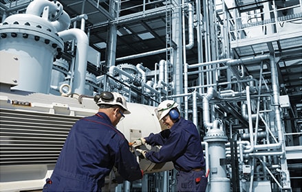 Planta de la industria petroquímica con ingenieros