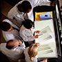 Científicos con resultados de laboratorio del análisis de lubricación