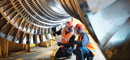 Ingenieros que trabajan en la turbina