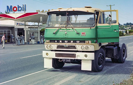 Camión Isuzu Bedford blanco y verde en la calle 