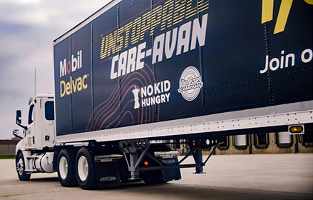 Camión blanco con el letrero de Unstoppable Care-avan