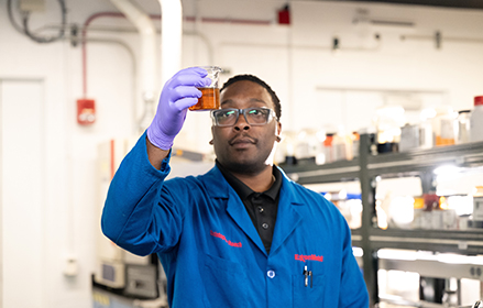 Mobil Lubrican Ingeniero de análisis probando la calidad de un lubricante