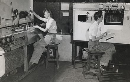 Imagen de dos mujeres testeando aceites en sistemas hidráulicos