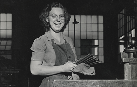 Imagen deClaire Frank trabajando en una fábrica Mobil