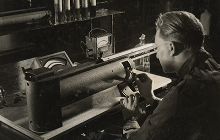 Ingeniero de ExxonMobil con un colorímetro fotoeléctrico