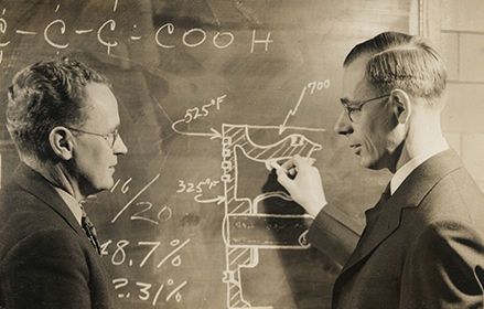 Imagen del Dr. Carlton H. Schlesman Trabajando en mejoras en la refinación de lubricante