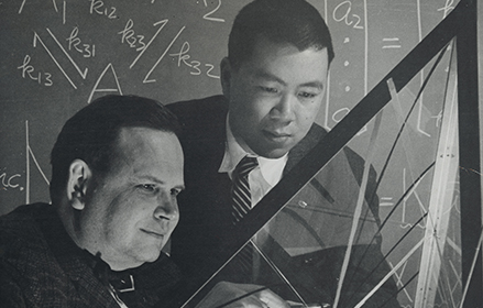 Imagen de los científicos Dr. Dwight Prater y Dr. James Wie trabajando juntos