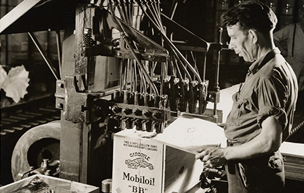 Mobiloil logo renovado con el Pegasus rojo