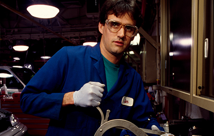 El técnico de laboratorio Jim Wiest examinando partes de un motor