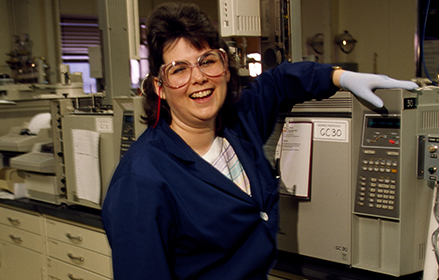 foto de la técnica Anitra Samuels haciendo pruebas de lubricantes