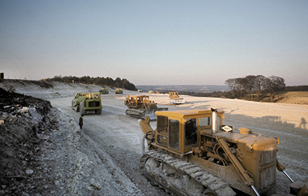 Toma aérea de máquinas en la construcción de la autopista orbital de Londres