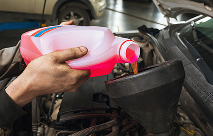 Lubricante Mobil Delvac Extended Life vertido en un motor