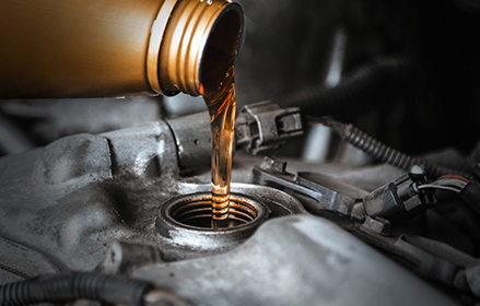 Lubricante Delvac SHC vertido en un motor