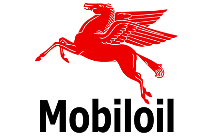 Hombre arreglando un motor con productos Mobiloil