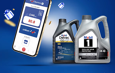 teléfono móvil con la aplicación Mobilawy Loyalty y una botella de Mobil Delvac a la derecha
