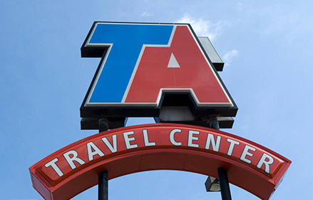 Letrero azul y rojo de servicios de TA Truck 