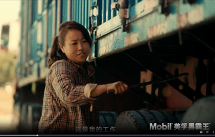 Conductora de camión cambiando el aceite de su camión