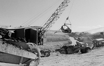 Hombres trabajando con una grúa en una mina