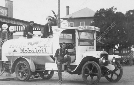 Camionero dentro de un camión blanco