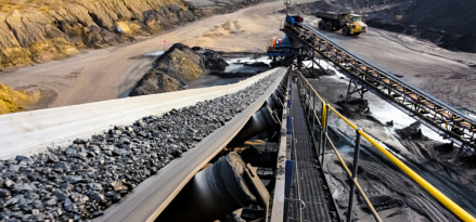 Banda transportadora en una mina llevando materiales extraídos