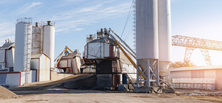 Planta de hormigón con 4 torres de almacenamiento y cintas transportadoras