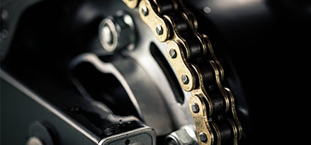 Cadena engrasada de motocicleta.