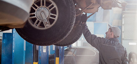 Auto en servicio automotriz