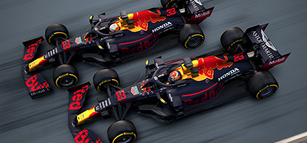 Bólidos RB16 de la escudería Aston Martin Red Bull Racing sobre la pista