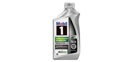 Botella de un litro con tapa rosca de aceite Mobil 1 0W-20 para ahorro avanzado de combustible visto de frente.