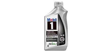 Botella plateada de aceite sintético Mobil 1 5W30 para motor de frente.