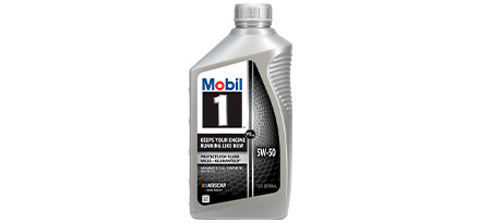 Botella de aceite sintético Mobil 1 FS X2 5W-50 vista frontal, etiqueta negra y blanca con tapa plateada