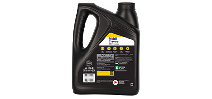 Botella de aceite Mobil Delvac 1300 Super 10W-30 vista trasera, con texto e instrucciones en la etiqueta